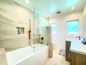Modern Home in Hip Highland Park - Walk to Shops
