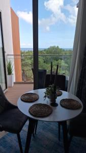 Apartament przy plaży z balkonem i widokiem na morze