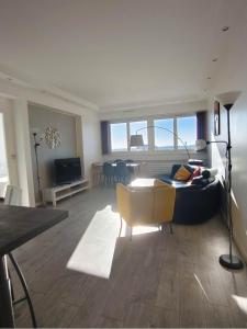 2 bedrooms, La Défense, Eiffel Tower View, Parking, 1Omin walk to metro