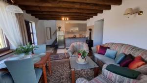 Całoroczny dom w lesie wśród odgłosów przyrody