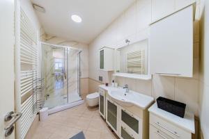 Zagreb 265 & 266 - 3 Bedroom Apartment & 2 Bedroom Apartment - City Centre - Flexible Keybox Entry - Monthly Rent - Modern