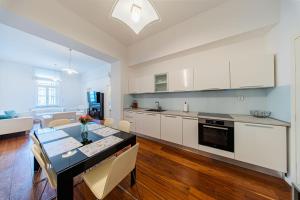 Zagreb 265 & 266 - 3 Bedroom Apartment & 2 Bedroom Apartment - City Centre - Flexible Keybox Entry - Monthly Rent - Modern
