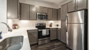 Landing Stunning 1BD in Medical Center