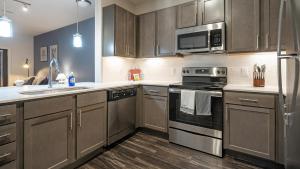 Landing Stunning 1BD in Medical Center