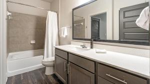 Landing Stunning 1BD in Medical Center