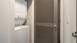 Landing Stunning 1BD in Medical Center