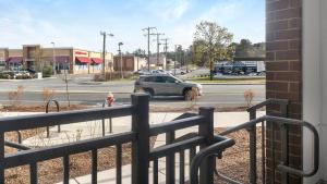 Landing Spectacular 1BD Game Room Gym