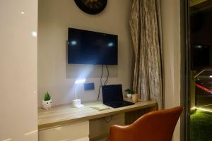 1RK Avyra Stays supernova in Noida