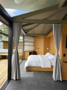 Upscale Cabana, Hot Tub, Views, Close to Dining