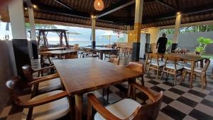 Private Villa with 60 m2 Infinity Pool 70m from Beach West Bali