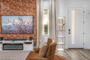 Brand-New 3-Bedroom Tampa Vacation Home Game Room Sleeps 11