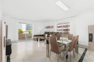 MARBELLA HOME RENTALS - Marina Banus, Puerto Banús, 2BR Comfortable, Pool & Parking