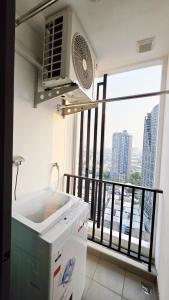 A2534 Monthly Condo Skytrain Minutes away Full Kitchen and Bath! 30bkk