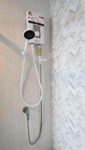 30bkk A2533 Monthly Condo Skytrain Minutes away Full Kitchen and Bath!