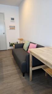 30bkk A2533 Monthly Condo Skytrain Minutes away Full Kitchen and Bath!