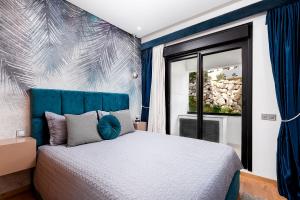 Pool View, Stylish 3BR & 2BA with Balcony, Near Train Station