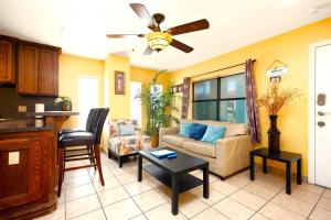 Lantana Retreat - Lovely 2BR w Pool, No Stairs