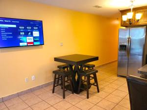 Lantana Retreat - Lovely 2BR w Pool, No Stairs