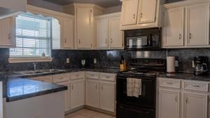 Casa Malbec - Private Pool - Walk to the beach