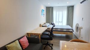 A3508 Monthly Condo Skytrain Minutes away Full Kitchen and Bath!