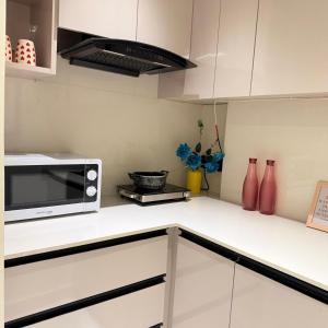 Velvet Nestays - Cozy Studio Retreat, Terrace, Kitchen