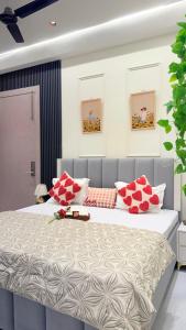 Velvet Nestays - Cozy Studio Retreat, Terrace, Kitchen
