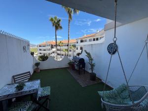 Apartamento en Mijas con Terraza, capacidad para 5 personas con piscina de temporada