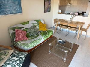 Apartamento en Mijas con Terraza, capacidad para 5 personas con piscina de temporada