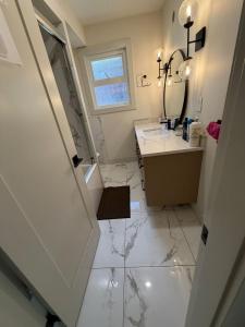 Downtown Vancouver Modern Homestay- Free Parking & Great Location