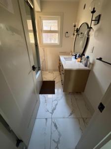 Downtown Vancouver Modern Homestay- Free Parking & Great Location