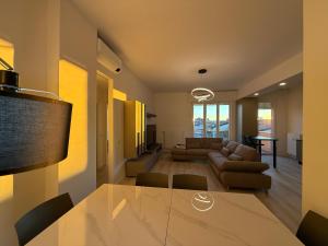 Modern & Chic, 3 Bedrooms, 2 Baths and Balcony