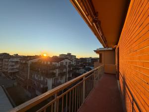 Modern & Chic, 3 Bedrooms, 2 Baths and Balcony
