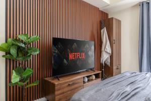 Furnished Studio in Avida Towers Riala, Cebu IT Park with Pool, Fast WiFi, Netflix and More