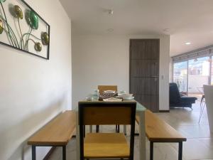 Vista al cielo y a las montañas de Medellín