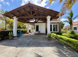 Casa de Campo con piscina y billar en Punta Chame -5 Habitaciones-