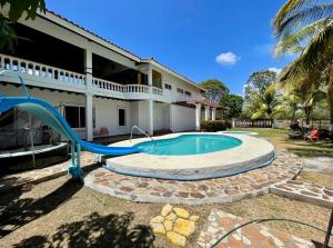 Casa de Campo con piscina y billar en Punta Chame -5 Habitaciones-
