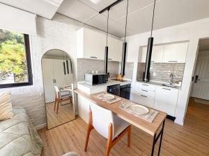 Lakefront Studio - Heated Pool & Gym 5 min airport