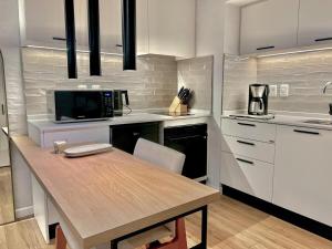 Lakefront Studio - Heated Pool & Gym 5 min airport
