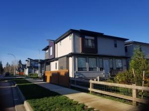 BRAND NEW LUXURY 4 Beds 4 baths Home Langley Perfect for Families and Groups