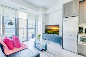 Cozy 1BR Stay with Queen - Near CN Tower