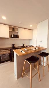 Frente a la Playa San José, Vista Increíble al Río