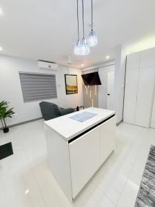 Modern Stay at Sunbury Apartments – Central Avenue