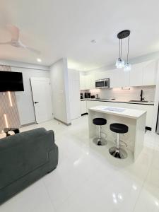 Modern Stay at Sunbury Apartments – Central Avenue