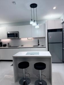 Modern Stay at Sunbury Apartments – Central Avenue