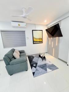 Modern Stay at Sunbury Apartments – Central Avenue