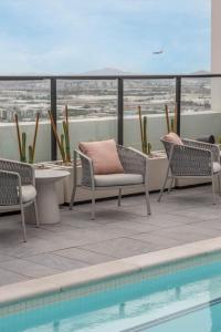 Boulevard Stays Modern Highrise STU Sky Pool Parking Gym 15