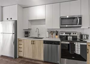 Boulevard Stays Modern Highrise STU Sky Pool Parking Gym 13