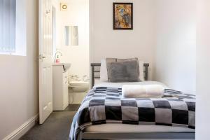 Large 5BR Property near Alton Towers - Sleeps 8 with Parking