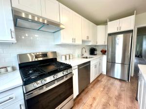 Mid-Century Apartments Minutes to EWR & NYC Transit