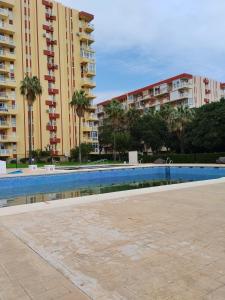 Zonas verdes, piscina cerca de playa Sana Ana